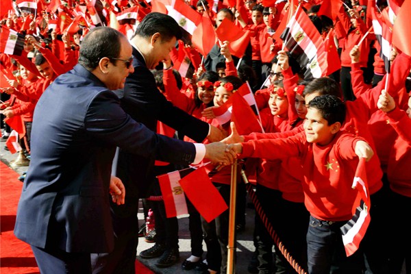 Egyptian President Abdel-Fattah el-Sissi and Chinese President Xi Jinping shake hands with children at the Presidential Palace, Cairo, Egypt, Jan. 21, 2016 (Egyptian Presidency photo via AP).