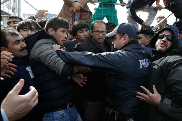 Police scuffle with Afghan migrants as they block the entrance of the Hellenikon migrant camp, Athens, Greece, Feb. 6, 2017 (AP photo by Thanassis Stavrakis).