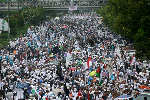 Indonesian Muslims march during a rally against Jakarta's minority Christian governor Basuki "Ahok" Tjahaja Purnama, Jakarta, Indonesia, Dec. 2, 2016 (AP photo by Tatan Syuflana).
