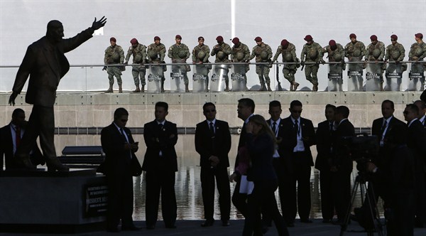 Security personnel guard the Unasur building during the Summit of the Community of Latin American and Caribbean States (CELAC), Quito, Ecuador, Jan. 27, 2016 (AP photo by Dolores Ochoa).