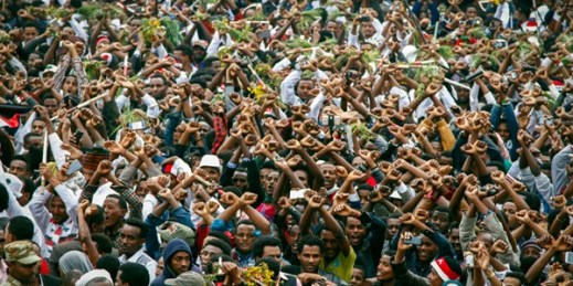 Protesters chant slogans against the government during a march in Bishoftu, in the region of Oromia, Ethiopia, Oct. 2, 2016 (AP photo).