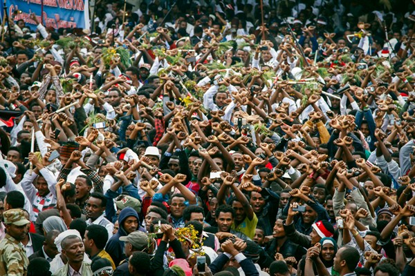 Protesters chant slogans against the government during a march in Bishoftu, in the region of Oromia, Ethiopia, Oct. 2, 2016 (AP photo).