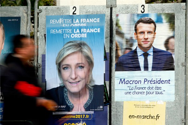 Electoral posters of French centrist presidential candidate Emmanuel Macron and far-right candidate Marine Le Pen, Saint Jean de Luz, southwestern France, April 26, 2017 (AP photo by Bob Edme).