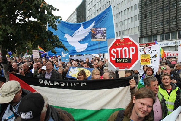 A demonstration calling for Germany to leave NATO, Berlin, Oct. 8, 2016 (Sputnik photo by Nikolay Filyakov).