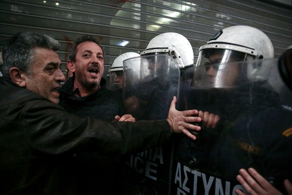 Workers from state hospitals scuffle with the police as they try to break a blockade outside Greece's Finance Ministry, Athens, March 15, 2017 (AP photo by Yorgos Karahalis).