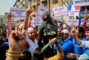 Indian Muslims carry an effigy of an Islamic State fighter during a protest, Mumbai, India, Nov. 16, 2015 (AP photo by Rafiq Maqbool).