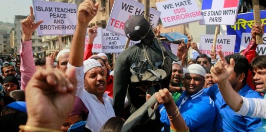 Indian Muslims carry an effigy of an Islamic State fighter during a protest, Mumbai, India, Nov. 16, 2015 (AP photo by Rafiq Maqbool).