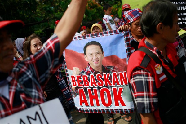 Supporters of Jakarta's former governor, Basuki "Ahok" Tjahaja Purnama, display a poster that reads "Free Ahok" during a rally outside the court where his sentencing hearing was held, Jakarta, May 9, 2017 (AP photo by Dita Alangkara).