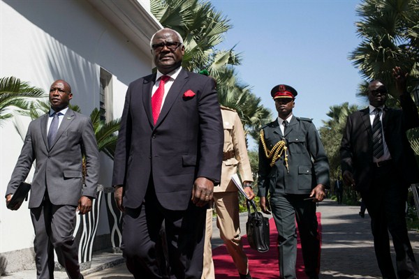 Sierra Leone's president, Ernest Bai Koroma, arrives for talks with Gambia's then-president, Yahya Jammeh, to urge Jammeh to respect  last year's election result, Banjul, Gambia, Dec. 13, 2016 (AP photo by Sylvain Cherkaoui).