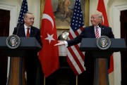 President Donald Trump reaches to shake hands with Turkish President Recep Tayyip Erdogan in the Roosevelt Room of the White House in Washington, May 16, 2017 (AP photo by Evan Vucci).