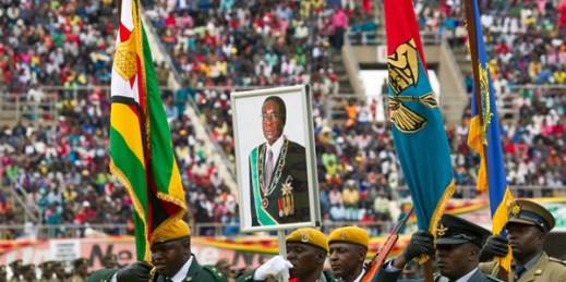 Soldiers carry a portrait of Zimbabwe's president, Robert Mugabe, during the country's 37th independence celebrations, Harare, April, 18, 2017 (AP photo by Tsvangirayi Mukwazhi).