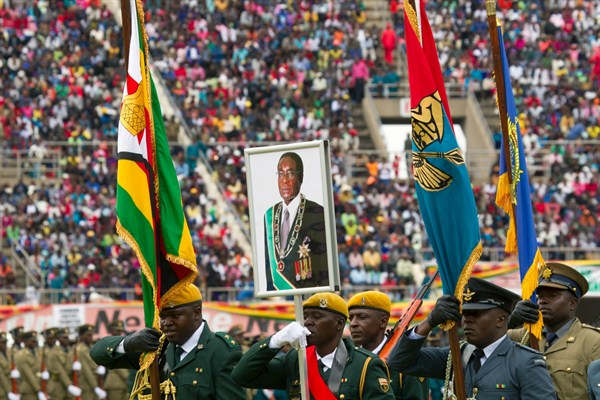 Soldiers carry a portrait of Zimbabwe's president, Robert Mugabe, during the country's 37th independence celebrations, Harare, April, 18, 2017 (AP photo by Tsvangirayi Mukwazhi).