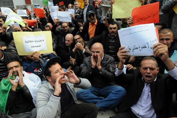 Teachers, health workers and civil servants join a three-day strike over plans to tighten spending and increase the retirement age, Algiers, Nov. 21, 2016 (AP photo by Sidali Djarboub).