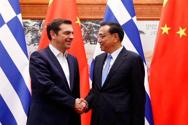 Chinese Prime Minister Li Keqiang greets Greek Prime Minister Alexis Tsipras, Beijing, May 13, 2017 (AP photo by Thomas Peter).