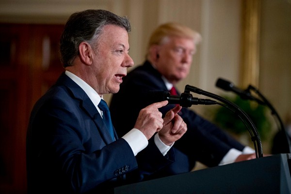 Colombia's president, Juan Manuel Santos, accompanied by U.S. President Donald Trump, speaks during a news conference in the East Room of the White House, Washington, May 18, 2017 (AP photo by Andrew Harnik).