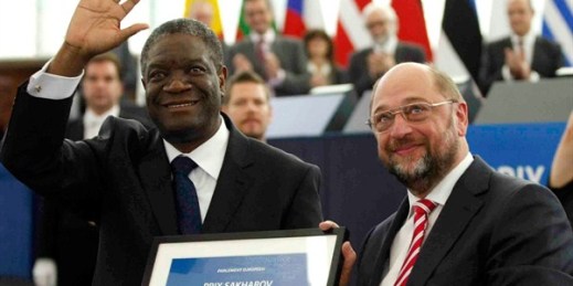 Dr. Denis Mukwege receives the 2014 Sakharov Prize from former European Parliament President Martin Schulz, Strasbourg, France, Nov. 26, 2014 (AP photo by Christian Lutz).