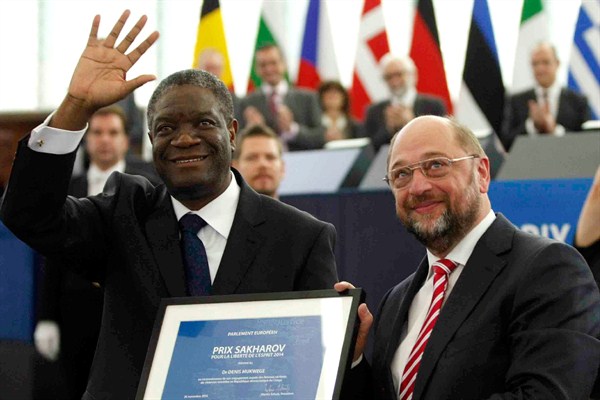 Dr. Denis Mukwege receives the 2014 Sakharov Prize from former European Parliament President Martin Schulz, Strasbourg, France, Nov. 26, 2014 (AP photo by Christian Lutz).