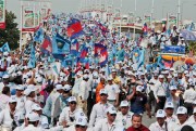 Supporters of the Cambodia National Rescue Party (CNRP) march ahead of communal elections, Phnom Penh, Cambodia, June 2, 2017 (AP photo by Heng Sinith).