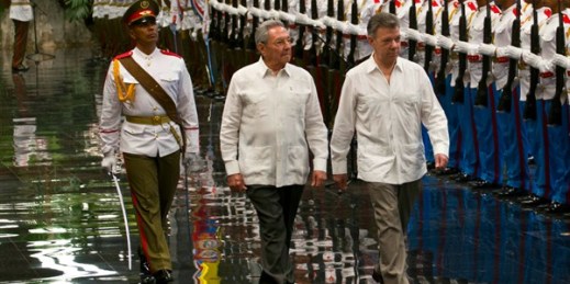 Cuban President Raul Castro and Colombian President Juan Manuel Santos review troops during a welcome ceremony, Havana, Cuba, July 17, 2017 (AP photo by Ramon Espinosa).