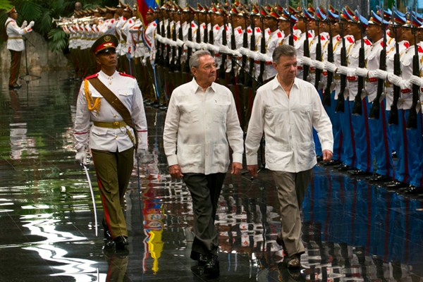 Cuban President Raul Castro and Colombian President Juan Manuel Santos review troops during a welcome ceremony, Havana, Cuba, July 17, 2017 (AP photo by Ramon Espinosa).
