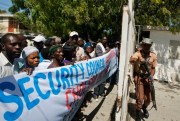 Victims of cholera protest outside United Nations headquarters during a U.N. Security Council delegation visit, Port-au-Prince, Haiti, June 22, 2017 (AP photo by Dieu Nalio Chery).