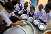 School children receive a free midday meal at a government school, Jammu, India, Aug. 22, 2013 (AP photo by Channi Anand).