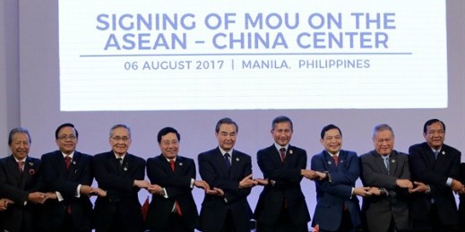 Chinese Foreign Minister Wang Yi, center, links arms with ASEAN foreign ministers during their annual meeting in Manila, Philippines, Aug. 6, 2017 (AP photo by Aaron Favila).