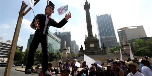 An effigy of Mexican President Enrique Pena Nieto hangs from a mock gallows set up by protesting farmers at the foot of the Angel of Independence monument in Mexico City, Aug. 7, 2017 (AP photo by Gustavo Martinez Contreras).