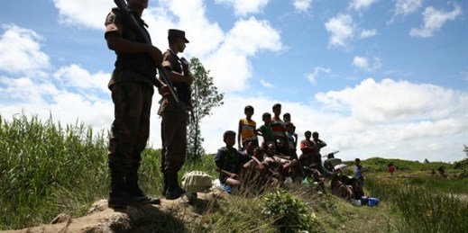 Bangladeshi border guards keep watch over Rohingya Muslims from Myanmar as they stop them from crossing into Bangladesh, Ghumdhum, Bangladesh, Aug. 27, 2017 (AP photo by Mushfiqul Alam).