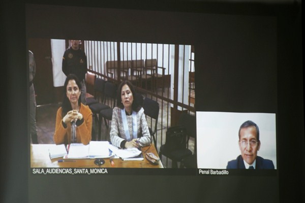 Former Peruvian President Ollanta Humala and his wife, Nadine Heredia, who are under preventative detention, attend a court hearing via video link, Lima, Peru, July 31, 2017 (AP photo by Martin Mejia).