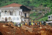 Volunteers search for bodies from the scene of heavy flooding and mudslides in Regent, on the outskirts of Freetown, Sierra Leone, Aug. 15 , 2017, (AP photo by Manika Kamara).