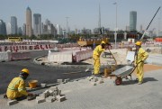 Migrant laborers work on a road construction site,Dubai, United Arab Emirates, April 10, 2017 (AP photo by Kamran Jebreili).