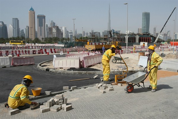 Migrant laborers work on a road construction site,Dubai, United Arab Emirates, April 10, 2017 (AP photo by Kamran Jebreili).