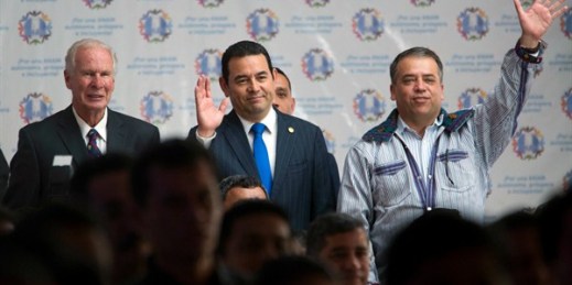 Guatemalan President Jimmy Morales, center, stands between Guatemala City Mayor Alvaro Arzu, left, and Villa Nueva Mayor Edwin Escobar during a meeting in Guatemala City, Aug. 29, 2017 (AP photo by Moises Castillo).