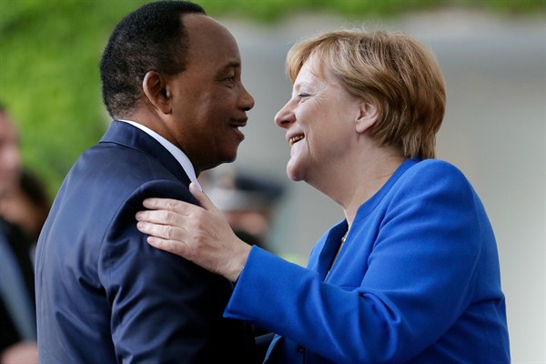 German Chancellor Angela Merkel welcomes Niger’s president, Mahamadou Issoufou, to a conference on G-20 partnerships with Africa, Berlin, June 12, 2017 (AP photo by Michael Sohn).