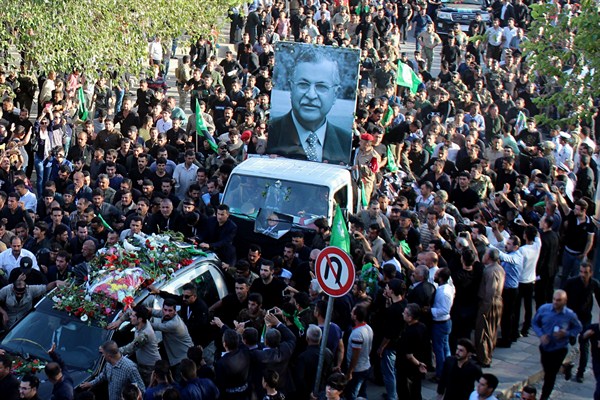 Mourners take the coffin of former Iraqi President Jalal Talabani during his funeral procession, Sulaimaniyah, Iraq, Oct. 6, 2017 (AP photo).
