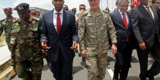 Turkish Chief of Staff Gen. Hulusi Akar, center, and Somali Prime Minister Hassan Ali Khayre, second left, tour a new Turkish-Somali military training center in Mogadishu, Somalia, Sept. 30, 2017 (AP photo by Farah Abdi Warsame).