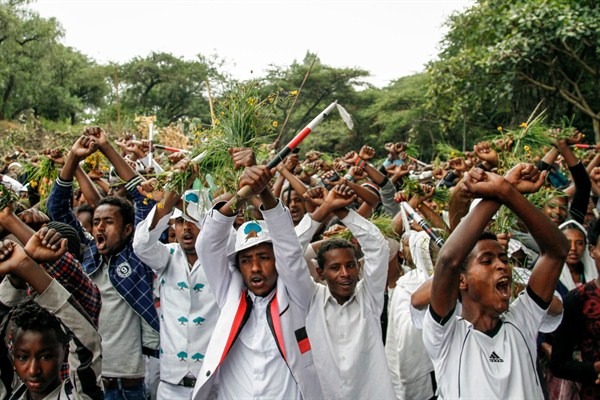 Ethiopians chant antigovernment slogans during a march, Bishoftu, Ethiopia, Oct. 2, 2016 (AP photo).