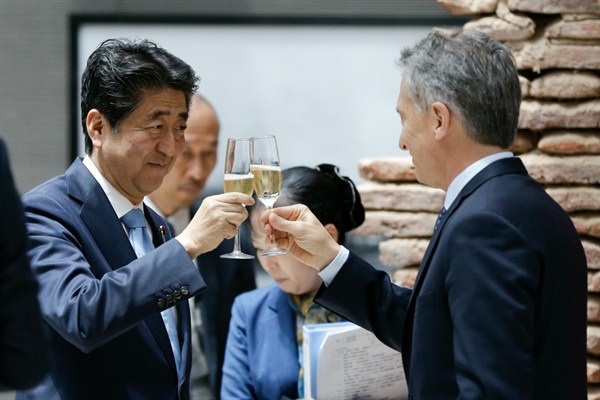Japanese Prime Minister Shinzo Abe, left, toasts with Argentina’s president, Mauricio Macri, during an official visit to Buenos Aires, Argentina, Nov. 21, 2016 (AP photo by Natacha Pisarenko).