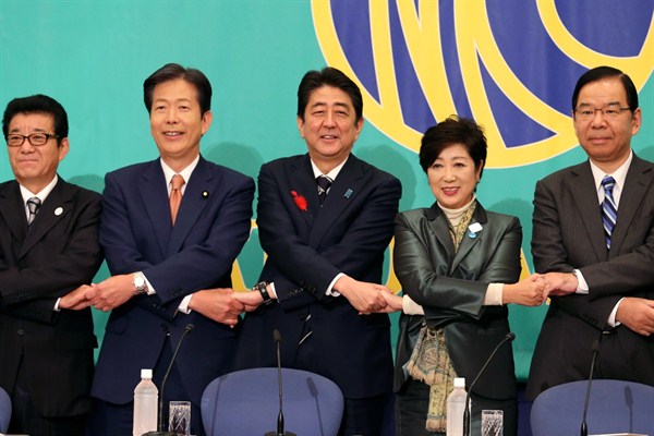 Japanese Prime Minister Shinzo Abe, Party of Hope leader Yuriko Koike and other leaders of Japan’s major political parties pose for photographers, Tokyo, Oct. 8, 2017 (AP photo by Koji Sasahara).