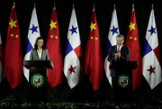 Chinese Foreign Minister Wang Yi and Panamanian Foreign Minister Isabel de Saint Malo attend a press conference, Panama City, Sept. 17, 2017 (AP photo by Arnulfo Franco).