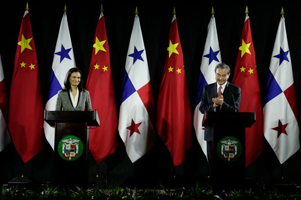 Chinese Foreign Minister Wang Yi and Panamanian Foreign Minister Isabel de Saint Malo attend a press conference, Panama City, Sept. 17, 2017 (AP photo by Arnulfo Franco).