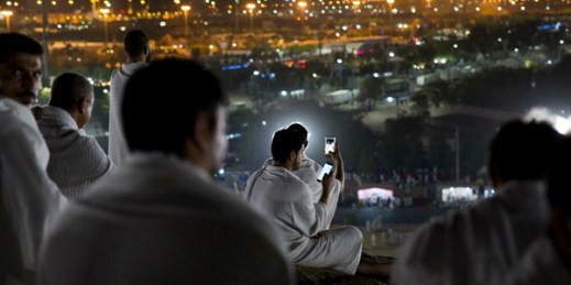 Muslim pilgrims use their mobile phones upon arrival for the annual hajj pilgrimage, outside of Mecca, Saudi Arabia, Aug. 30, 2017 (AP photo by Khalil Hamra).