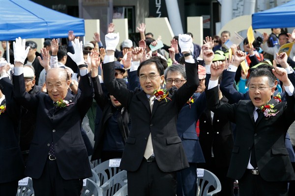 South Korea’s unification minister, Cho Myoung-gyon, center, cheers with North Korean refugees and their family members during Chuseok, the Korean version of Thanksgiving Day, Paju, South Korea, Oct. 4, 2017 (AP photo by Ahn Young-joon).