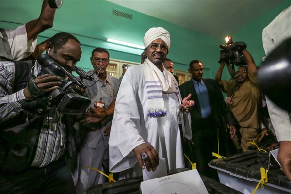 Sudanese President Omar al-Bashir casts his ballot for presidential and legislative elections, Khartoum, Sudan, April 27, 2015 (AP photo by Mosa'ab Elshamy).