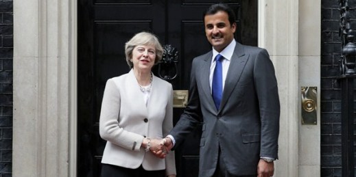 British Prime Minister Theresa May greets Qatari Emir Tamim bin Hamad Al Thani at 10 Downing Street, London, Sept. 15, 2016 (AP photo by Tim Ireland).