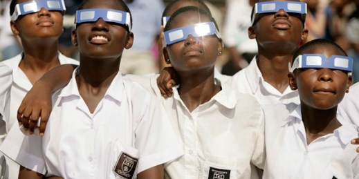 A group of school children look at a solar eclipse in Accra, Ghana, March 29, 2006 (AP photo Olivier Asselin).