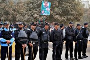 Police officers stand guard near a court where former Pakistani Prime Minister Nawaz Sharif was responding to corruption charges, Islamabad, Nov. 7, 2017 (AP photo by Anjum Naveed).