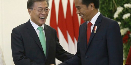 South Korean President Moon Jae-in is greeted by his Indonesian counterpart Joko Widodo during a meeting, Bogor, Indonesia, Nov. 9, 2017 (AP photo by Dita Alangkara).
