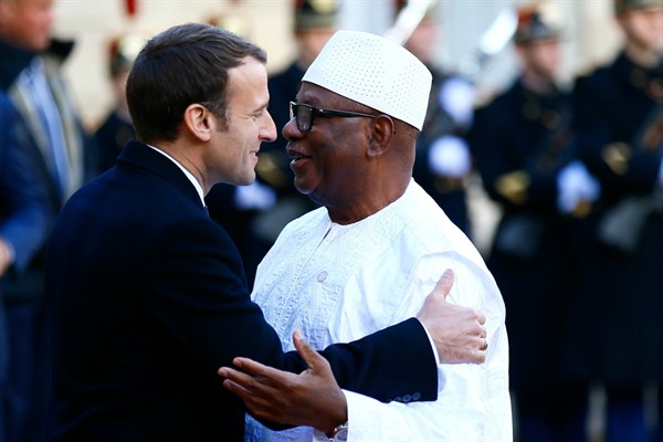 Malian President Ibrahim Boubacar Keita is welcomed by French President Emmanuel Macron before a lunch at the Elysee Palace, Paris, Dec. 12, 2017 (AP photo by Francois Mori).